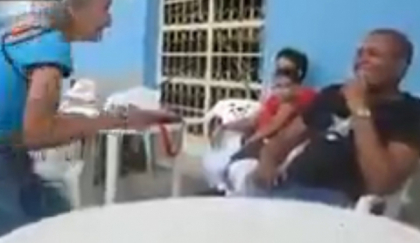Nu a putut sa ii reziste: Vezi cum incearca o BUNICUTA sa seduca un BARBAT - VIDEO