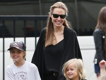 Angelina Jolie, la prima iesire fara sutien dupa dubla mastectomie. Cum arata sanii actritei dupa operatie Angelina Jolie, la prima iesire fara sutien dupa dubla mastectomie. Cum arata sanii actritei dupa operatie