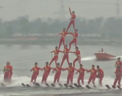 China a vrut sa inregistreze un nou record. Zeci de sportivi au incercat sa construiasca o piramida umana in apa