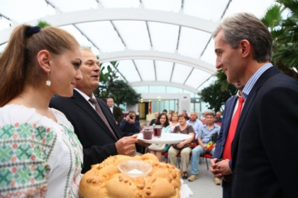 Leanca, catre moldovenii din Verona: "Sa-i serviti si pe italieni cu vin moldovenesc" Leanca, catre moldovenii din Verona: "Sa-i serviti si pe italieni cu vin moldovenesc"