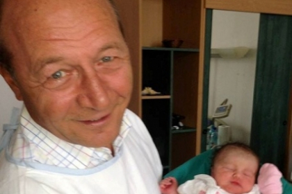 Nepoata lui Traian Basescu nu va fi botezata in curand. Cat de mult s-a schimbat intr-o luna - FOTO Nepoata lui Traian Basescu nu va fi botezata in curand. Cat de mult s-a schimbat intr-o luna - FOTO