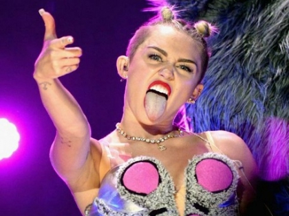 In umbra celebrei si controversatei Miley. Cum arata Brandi si Noah, surorile celei mai detestate artiste a momentului In umbra celebrei si controversatei Miley. Cum arata Brandi si Noah, surorile celei mai detestate artiste a momentului