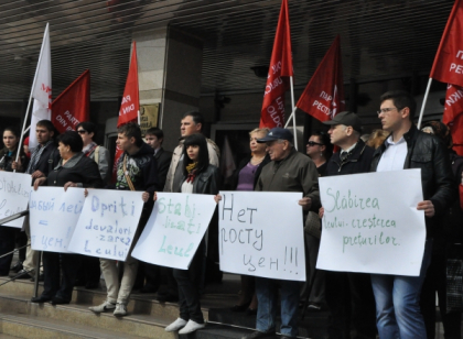 Socialistii protesteaza: "BNM devalorizeaza intentionat leul! Dragutanu sa vina cu explicatii in Parlament" Socialistii protesteaza: "BNM devalorizeaza intentionat leul! Dragutanu sa vina cu explicatii in Parlament"