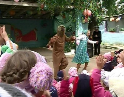Spectacol la o gradinita din capitala. Vezi cum 14 detinuti au jucat teatru pentru cei mici Spectacol la o gradinita din capitala. Vezi cum 14 detinuti au jucat teatru pentru cei mici