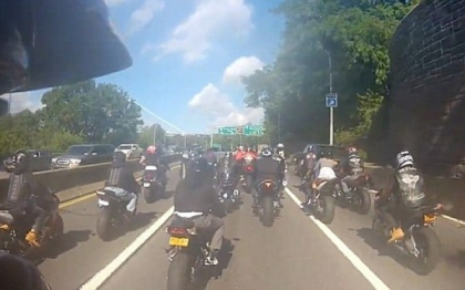 A lovit un motociclist si apoi a fugit. Ce a patit soferul cand l-au prins din urma. VIDEO