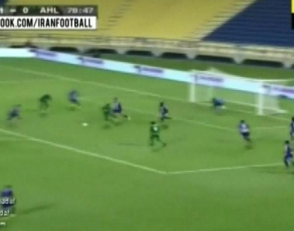 Accidentare oribila la un meci din Qatar. Vezi ce s-a intamplat cu un fotbalist din Iran