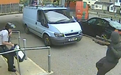 Un jaf de cateva secunde. Momentul in care un agent de securitate a fost amenintat cu pusca. VIDEO Un jaf de cateva secunde. Momentul in care un agent de securitate a fost amenintat cu pusca. VIDEO