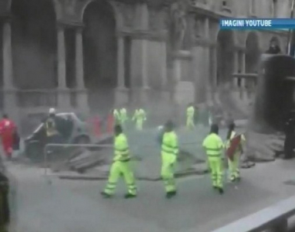 Surpriza pentru locuitorii din Milano. Un submarin a aparut din pamant in centrul orasului Surpriza pentru locuitorii din Milano. Un submarin a aparut din pamant in centrul orasului