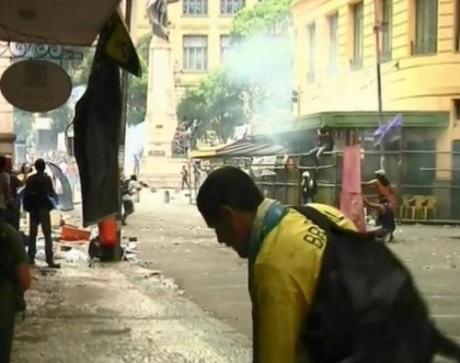 Ciocniri violente intre profesorii din Rio de Janeiro si politie. Au luatcu asalt sediul primariei Ciocniri violente intre profesorii din Rio de Janeiro si politie. Au luatcu asalt sediul primariei