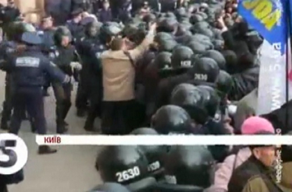 Proteste violente in Ucraina. Politia a intervenit cu gaze lacrimogene iar doi politisti au fost raniti Proteste violente in Ucraina. Politia a intervenit cu gaze lacrimogene iar doi politisti au fost raniti