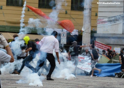 Lupte de strada in Brazilia, intre profesori si politie, cu grenade si gloante de cauciuc. FOTO Lupte de strada in Brazilia, intre profesori si politie, cu grenade si gloante de cauciuc. FOTO