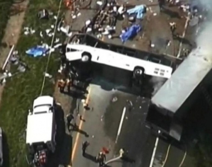 Tragedie in Carolina de Nord. Un autocar a lovit violent doua vehicole. Peste 8 oameni au murit Tragedie in Carolina de Nord. Un autocar a lovit violent doua vehicole. Peste 8 oameni au murit