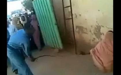 O femeie din Sudan a fost biciuita pentru ca a fost vazuta in compania unui strain. VIDEO O femeie din Sudan a fost biciuita pentru ca a fost vazuta in compania unui strain. VIDEO