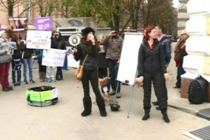 Un nou protest cu caini morti in fata Primarie: Cerem sa fie construit un azil pentru maidanezi Un nou protest cu caini morti in fata Primarie: Cerem sa fie construit un azil pentru maidanezi