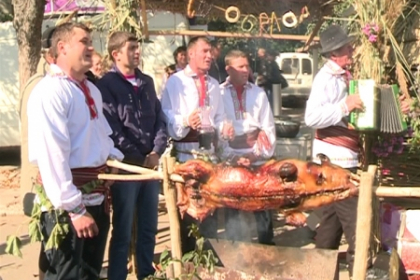 Muzica, dansuri si vin cum numai moldovenii stiu sa faca. Cum a fost sarbatorita Ziua Vinului la Orhei