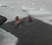 Au sfidat gerul si au facut baie printre sloiurile de gheata