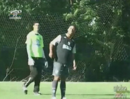 Geniul Ronaldinho revine! A inscris din spatele portii Geniul Ronaldinho revine! A inscris din spatele portii