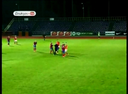 Scene incredibile in Lituania. Doi fotbalisti de la aceeasi echipa s-au batut pe teren in timpul partidei Scene incredibile in Lituania. Doi fotbalisti de la aceeasi echipa s-au batut pe teren in timpul partidei