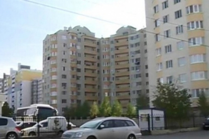 Moldovenii muncesc peste hotare ca sa faca bani pentru casa si masina. Un nou reportaj din "Moldova fara oameni" Moldovenii muncesc peste hotare ca sa faca bani pentru casa si masina. Un nou reportaj din "Moldova fara oameni"