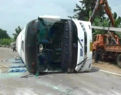 Un autocar cu turisti din Rusia s-a rasturnat in Thailanda. O persoana a murit, iar alte 5 sunt in coma Un autocar cu turisti din Rusia s-a rasturnat in Thailanda. O persoana a murit, iar alte 5 sunt in coma
