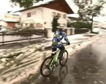 Ninge ca in toiul iernii in sudul Germaniei. Stratul de zapada a paralizat circulatia rutiera Ninge ca in toiul iernii in sudul Germaniei. Stratul de zapada a paralizat circulatia rutiera