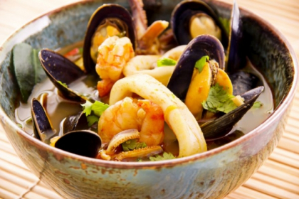 Cum sa mananci ciorba la restaurant. Bune maniere pe care sa le respecti Cum sa mananci ciorba la restaurant. Bune maniere pe care sa le respecti