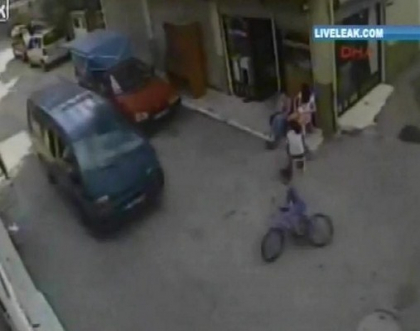 Un sofer din Turcia, luat la bataie in plina strada, dupa ce a lovit cu masina un copil