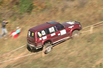 Jeep Trial Cross pe dealul Schinoasei. Pasionatii de cai putere au oferit un show fenomenal Jeep Trial Cross pe dealul Schinoasei. Pasionatii de cai putere au oferit un show fenomenal