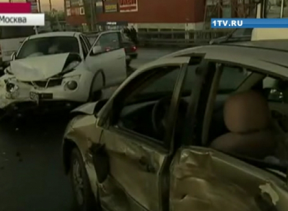 Carambol pe o autostrada din Moscova: Peste 30 de masini s-au ciocnit in lant