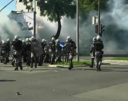 Ciocniri violente la prima parada gay din Muntenegru. Sute de persoane au aruncat cu pietre in manifestanti Ciocniri violente la prima parada gay din Muntenegru. Sute de persoane au aruncat cu pietre in manifestanti