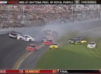 Accident grav la Campionatul Mondial la Nascar. Zece masini s-au ciocnit violent Accident grav la Campionatul Mondial la Nascar. Zece masini s-au ciocnit violent