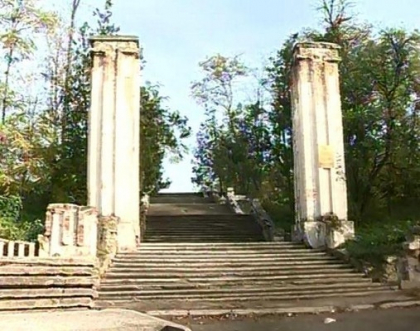 Acte de vandalism la mormintele militarilor romani in Chisinau: "Suntem indignati" Acte de vandalism la mormintele militarilor romani in Chisinau: "Suntem indignati"