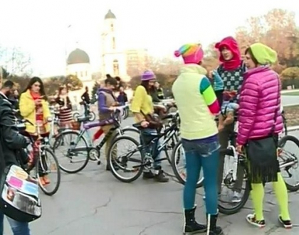 La caldut pe biciclete. Zeci de tinere ne conving ca si in noiembrie se poate face asta