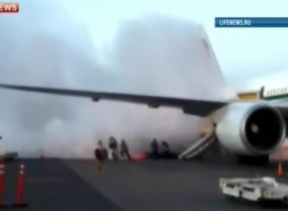 5 persoane, ranite pe aeroportul din Montreal, in timp ce erau evacuate dintr-un avion care a luat foc 5 persoane, ranite pe aeroportul din Montreal, in timp ce erau evacuate dintr-un avion care a luat foc