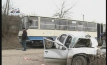Trei persoane in stare grava la spital, dupa ce masina in care se aflau s-a lovit intr-un autobuz Trei persoane in stare grava la spital, dupa ce masina in care se aflau s-a lovit intr-un autobuz