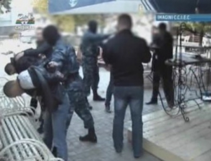 Cinci barbati, dintre care un politist, retinuti pentru falsificarea banilor Cinci barbati, dintre care un politist, retinuti pentru falsificarea banilor