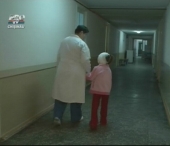 Fetita de 6 ani, desfigurata de tatal sau, care i-a stropit fata cu acid Fetita de 6 ani, desfigurata de tatal sau, care i-a stropit fata cu acid