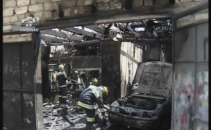 Incendiu VIOLENT la un service auto din capitala! O masina a fost facuta SCRUM