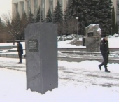 Au rasturnat piatra comemorativa din fata Guvernului