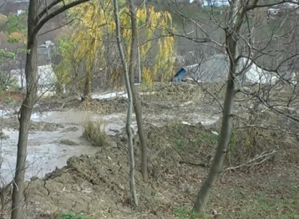 Situatie grava in satul Climauti de Jos: Alunecarile au inghitit 2 case, iar alte 15, la un pas de a se prabusi