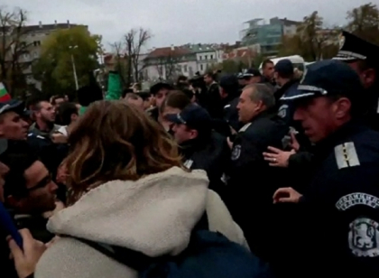 5 persoane, retinute in apropierea Parlamentului Bulgariei, in timpul unui miting: Cerem demisia Guvernului 5 persoane, retinute in apropierea Parlamentului Bulgariei, in timpul unui miting: Cerem demisia Guvernului