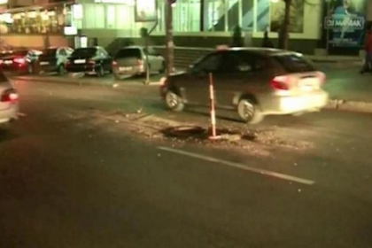 O gaura de canalizare de pe strada Puskin le da mari batai de cap soferilor: Doar la noi se poate intampla asa O gaura de canalizare de pe strada Puskin le da mari batai de cap soferilor: Doar la noi se poate intampla asa