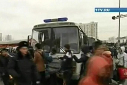 Peste o mie de imigranti, retinuti la Moscova: Politia a apelat la trupele speciale si armata Peste o mie de imigranti, retinuti la Moscova: Politia a apelat la trupele speciale si armata