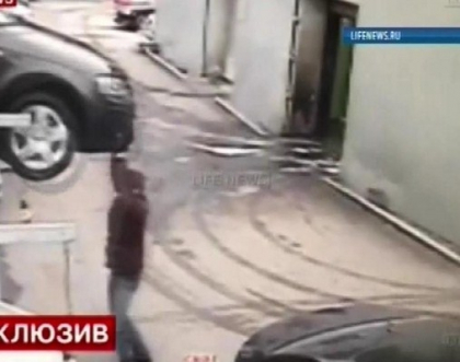 Un angajat al unui service auto din Moscova, la un pas de a fi ucis de o masina. Cum s-a intimplat