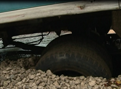 Ghinion pentru un sofer din capitala: "Am nimerit cu masina intr-o groapa" Ghinion pentru un sofer din capitala: "Am nimerit cu masina intr-o groapa"