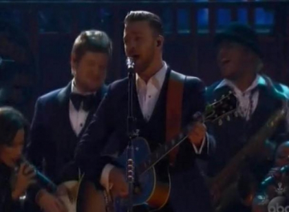 Ea este marea invingatoare a premiilor American Music Awards. O super-vedeta a venit... calare