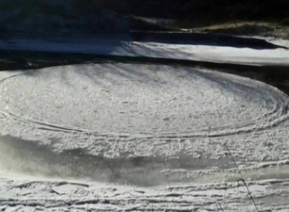 Imagini spectaculoase pe un lac din SUA. Nimeni nu-si poate explica de unde a aparut acolo Imagini spectaculoase pe un lac din SUA. Nimeni nu-si poate explica de unde a aparut acolo