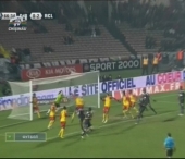 Faza teribila in Campionatul Frantei. L-a lovit pe portar cu piciorul in cap Faza teribila in Campionatul Frantei. L-a lovit pe portar cu piciorul in cap