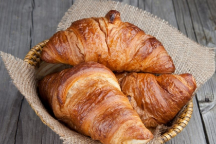 Croissantul, rasfatul suprem de dimineata. 10 lucruri de stiut despre acest deliciu frantuzesc Croissantul, rasfatul suprem de dimineata. 10 lucruri de stiut despre acest deliciu frantuzesc