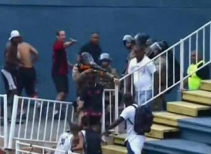 Imagini socante la un meci de fotbal din Brazilia. Un suporter, omorat in bataie Imagini socante la un meci de fotbal din Brazilia. Un suporter, omorat in bataie